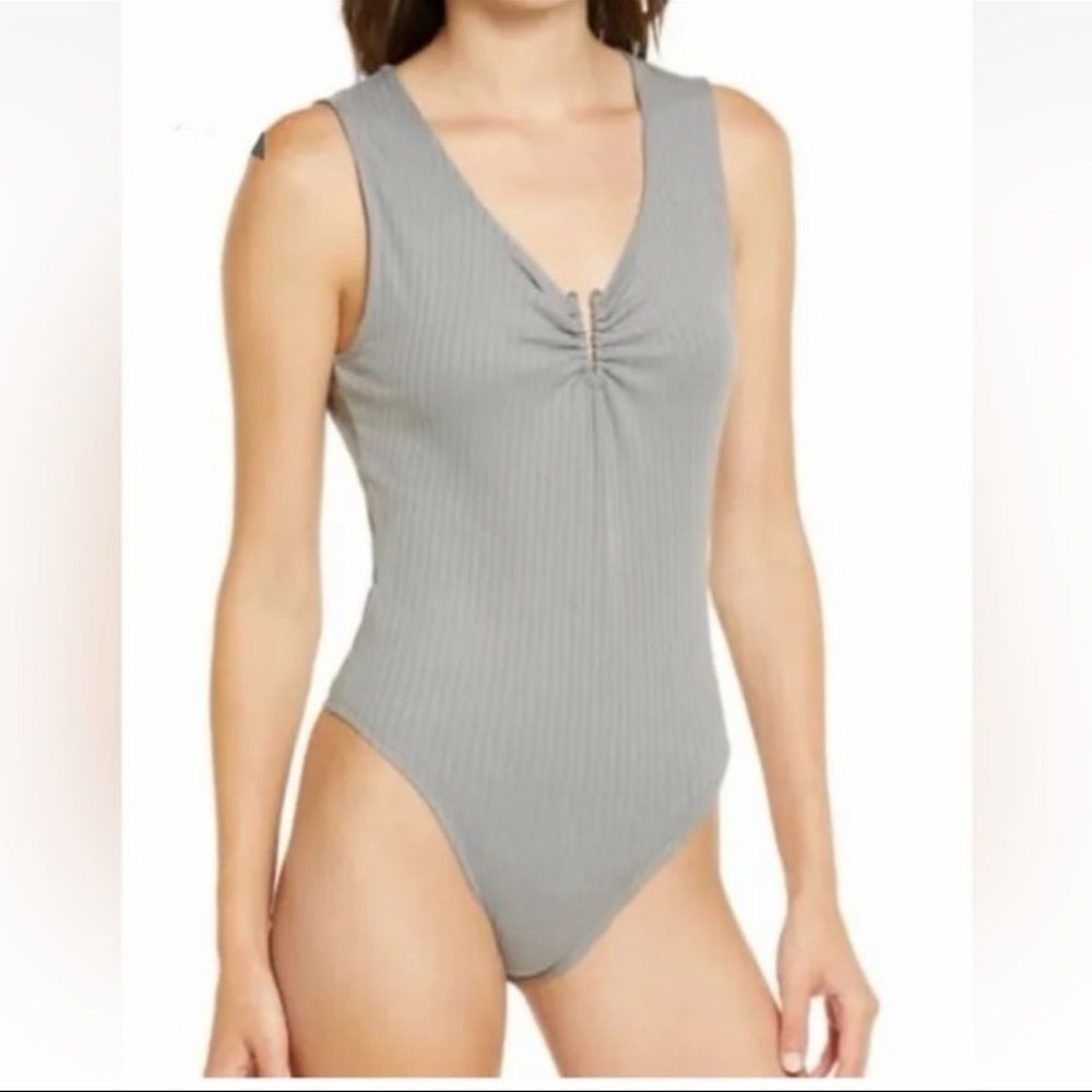 Love Fire Gray Ribbed Ruched V-Neck Bodysuit NWT Women’s Medium - Picture 2 of 10